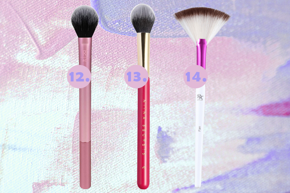 Opções de pincéis de maquiagem para iluminador. Montagem em fundo lilás e rosa claro