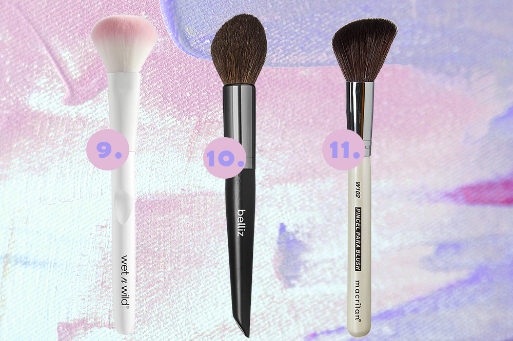 Opções de pincéis de maquiagem para pó e para blush. Montagem em fundo lilás e rosa claro