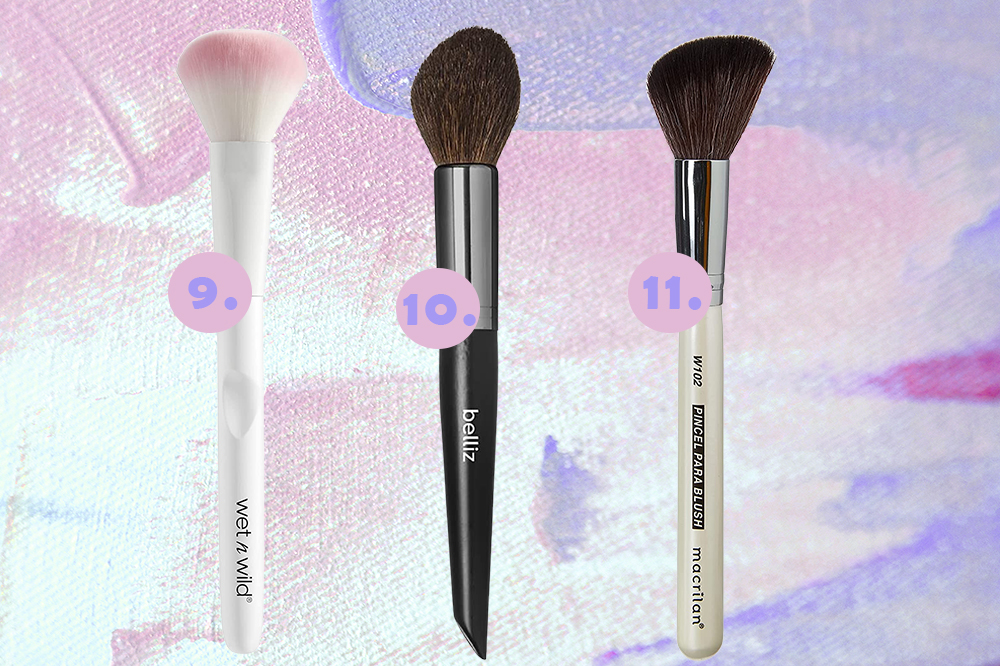 pincel-maquiagem-pó-blush Opções de pincéis de maquiagem para pó e para blush. Montagem em fundo lilás e rosa claro