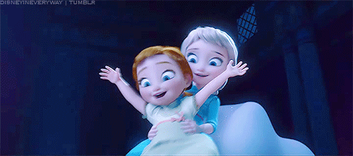 Ana e Elsa de Frozen, ainda crianças, descendo um escorregador