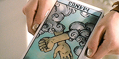 Mão mostra carta de tarot