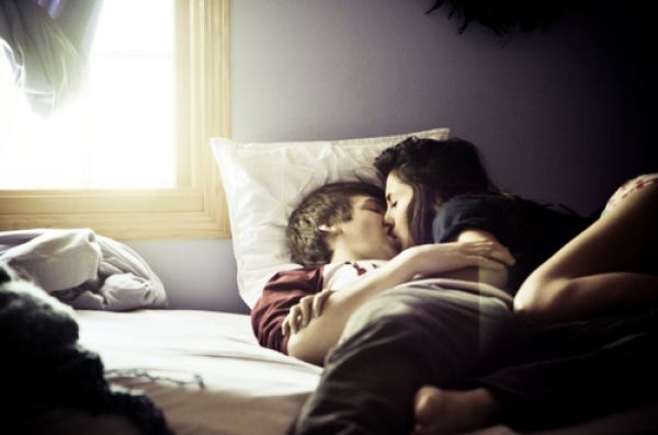 Casal se beijando na cama