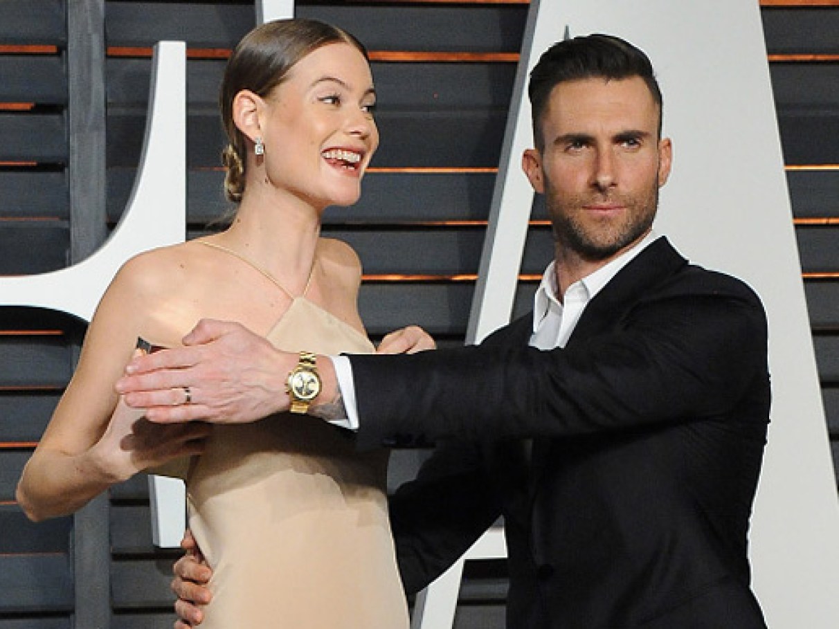 Adam Levine protege a mulher de “pagar p... | Capricho