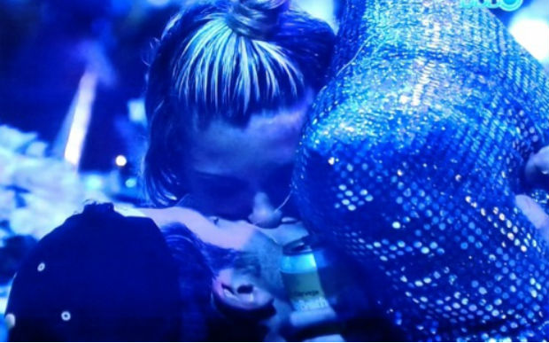 Tatiele finalmente se rende aos encantos de Roni. Foto: Reprodução