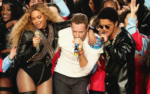 Com mosaico gigante, Coldplay, Bruno Mars e Beyoncé animam o Super