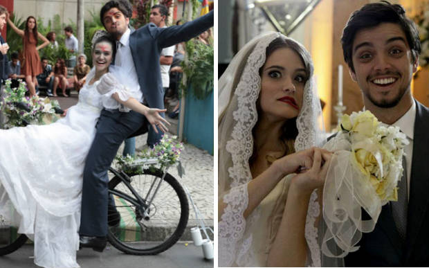 Asiático Novo Casal De Casamento Assistindo Futebol Jogo De