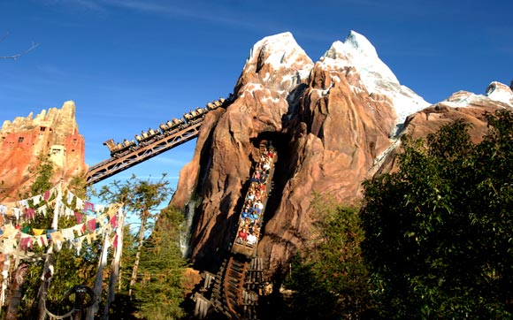 A montanha-russa Expedition Everest vai te apresentar a lenda do Yeti, ou Abominável Homem das Neves, que fica à espreita para atacar quem ousa se aventurar nos trilhos. Fica no parque Animal Kingdom, no Walt Disney World Resort, em Orlando.