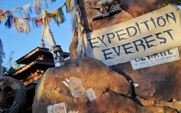 A montanha-russa Expedition Everest vai te apresentar a lenda do Yeti, ou Abominável Homem das Neves, que fica à espreita para atacar quem ousa se aventurar nos trilhos. Fica no parque Animal Kingdom, no Walt Disney World Resort, em Orlando.