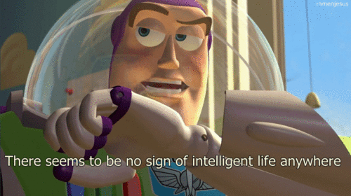 Buzz Lightyear passando uma mensagem pelo transmissor em seu braço