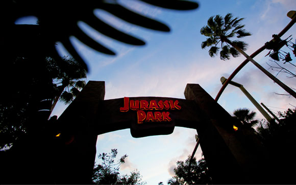 Em Jurassic Park River Adventure, conheça os dinossauros do parque e fuja de um T-Rex faminto!