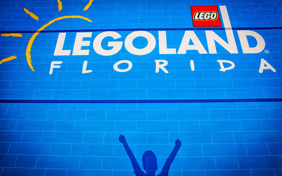 Mergulhe no mundo de LEGO com atrações como montanhas russas, mini cidades de LEGO e até um parque aquático!