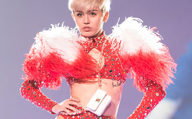Miley Cyrus faz caras e bocas em apresentação da turnê 