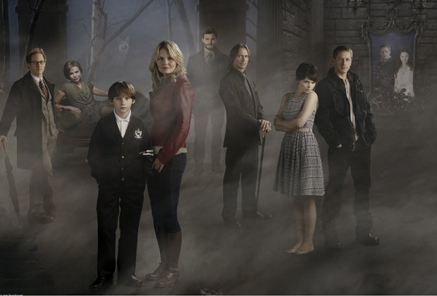once upon a time Elenco de Once Upon a Time posando em uma floresta com neblina.