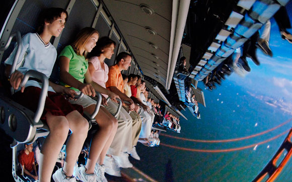 Soarin’ Um simulador de asa-delta te leva pelos pontos turísticos da Califórina. Este é Soarin', no parque Epcot, no Walt Disney World Resort, em Orlando.