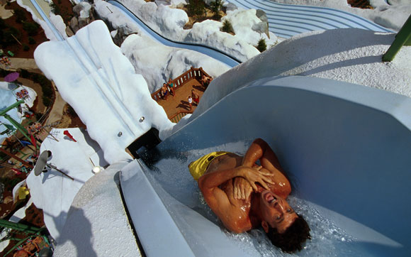 Summit Plummet A adrenalina manda em Summit Plummet: um enorme escorregador individual, de onde você cai praticamente em queda livre. Fica no parque Blizzard Beach, em Orlando.