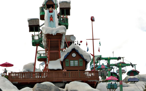 A adrenalina manda em Summit Plummet: um enorme escorregador individual, de onde você cai praticamente em queda livre. Fica no parque Blizzard Beach, em Orlando.