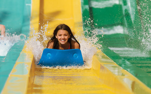 Taumata Racer Pegue um tapete aquático e prepare-se para a competição. São 8 escorregadores que fazem do Traumata Racer uma verdadeira corrida! Fica no parque Aquatica, em Orlando.
