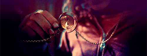 O vira-tempo da Hermione, de Harry Potter, se mexendo
