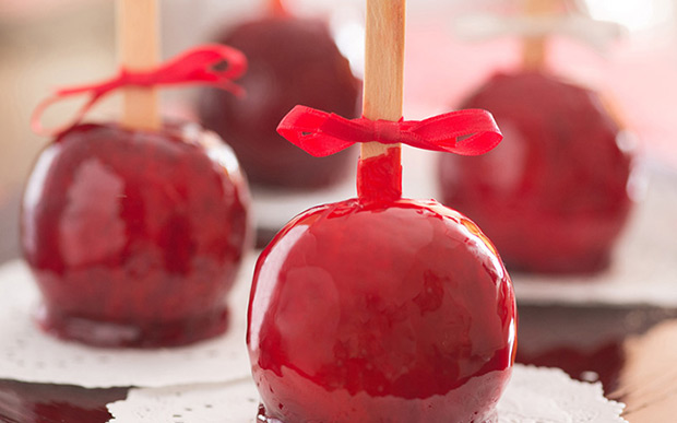 As maçãs do amor podem ser colocadas na mesa principal, na árvore decorativa, na mesa dos convidados ou servidas em um tabuleiro durante a balada.