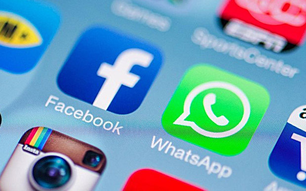 Na última quinta-feira, 16, Mark Zuckenberg, fundador do Facebook, anunicou que a rede social vai começar a sinalizar quando os usuários curtirem notícias falsas sobre o coronavírus. Além disse, a plataforma vai sugerir um link com a informação verídito a respeito da questão. A nova função do Facebook pretende diminuir a disseminação de fake news, que pode se intensificar durante pandemias e piorar o cenáiro mundial, que já não é dos mais promissores. Se aquele seu parente, que adora compartilhar notícias falsas no WhatsApp, compartilhar, curtir ou comentar em alguma fake news no Facebook, um box aparecerá para ele, com a sugestão para que ele se encaminhe para o site da OMS (Organização Mundial da Saúde) – e pare de acreditar em tudo que lê online. Outra novidade é a função “Get the Facts” (“Saiba os Fatos”, em tradução livre), que vai reunir em um lugar na plataforma apenas notícias verificadas sobre o coronavírus.