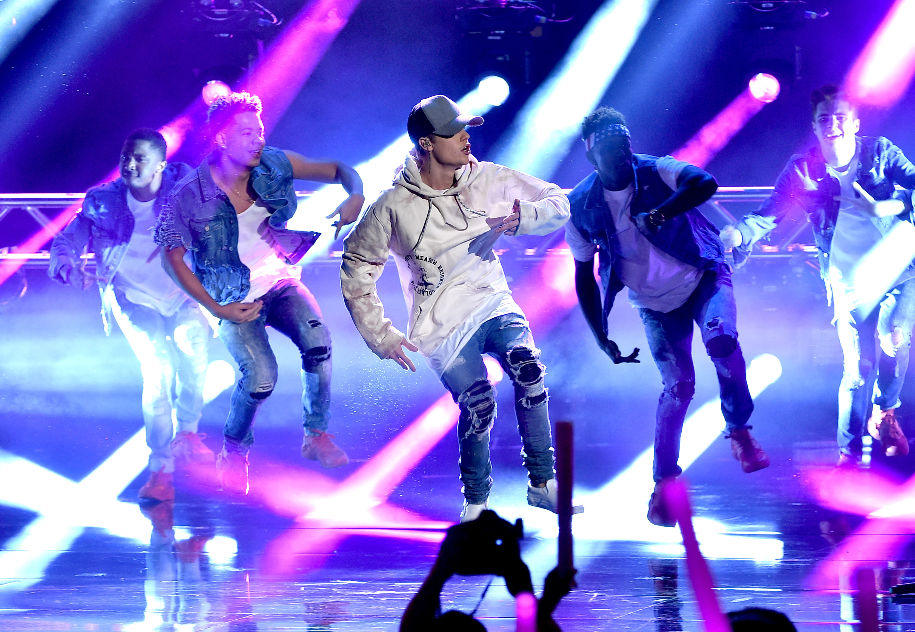 LOS ANGELES, CA - NOVEMBER 22: Singer Justin Bieber performs onstage during the 2015 American Music Awards at Microsoft Theater on November 22, 2015 in Los Angeles, California. (Photo by Kevin Winter/Getty Images)