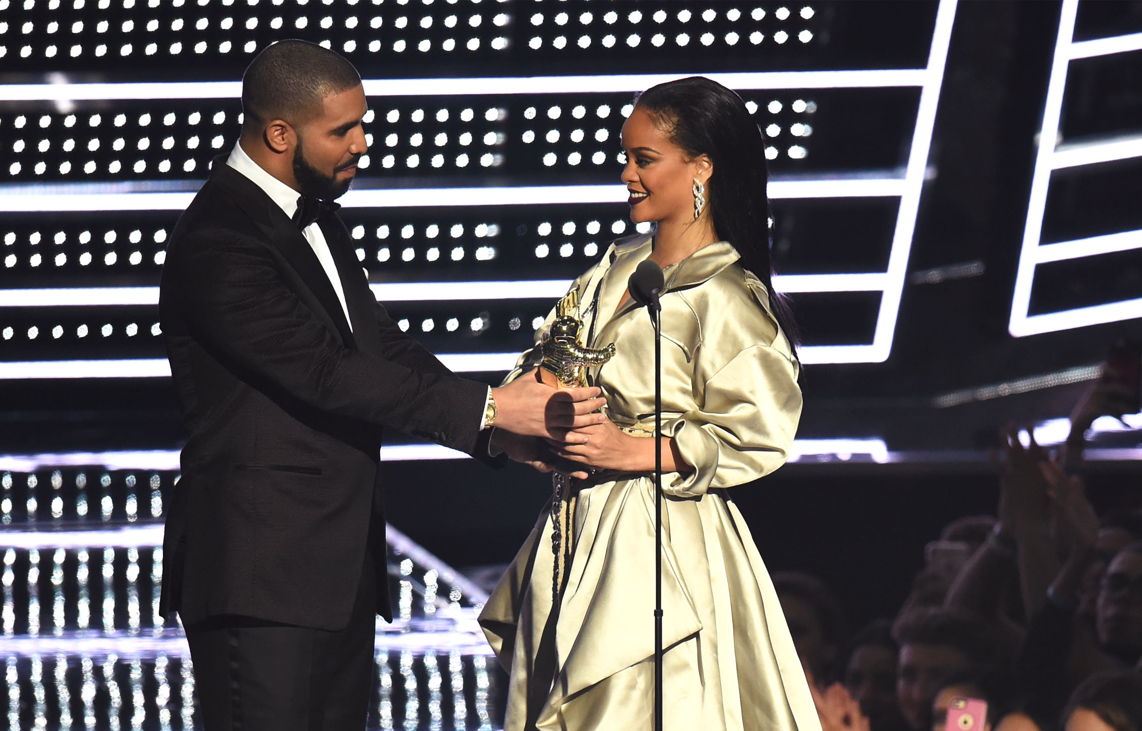 NEW YORK, NY - AUGUST 28: Drake presents Rihanna with the The Video Vanguard Award during the 2016 MTV Video Music Awards at Madison Square Garden on August 28, 2016 in New York City. (Photo by Michael Loccisano/Getty Images)
