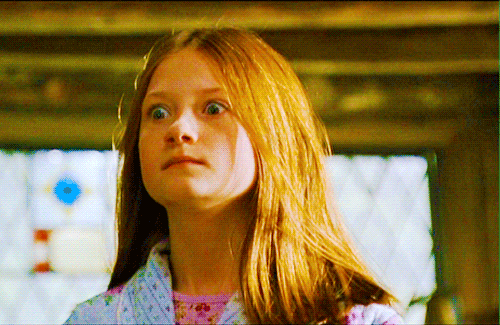 Gif da Gina Weasley assustada ao ver o Harry Potter pela primeira vez