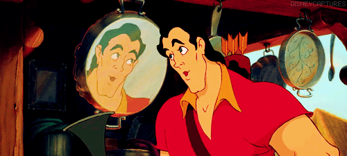 Gif do Gaston, de A Bela e a Fera, se olhando no espelho