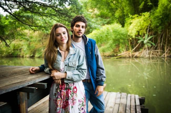 Pedro (Chay Suede) e Helô (Isabelle Drummond)
