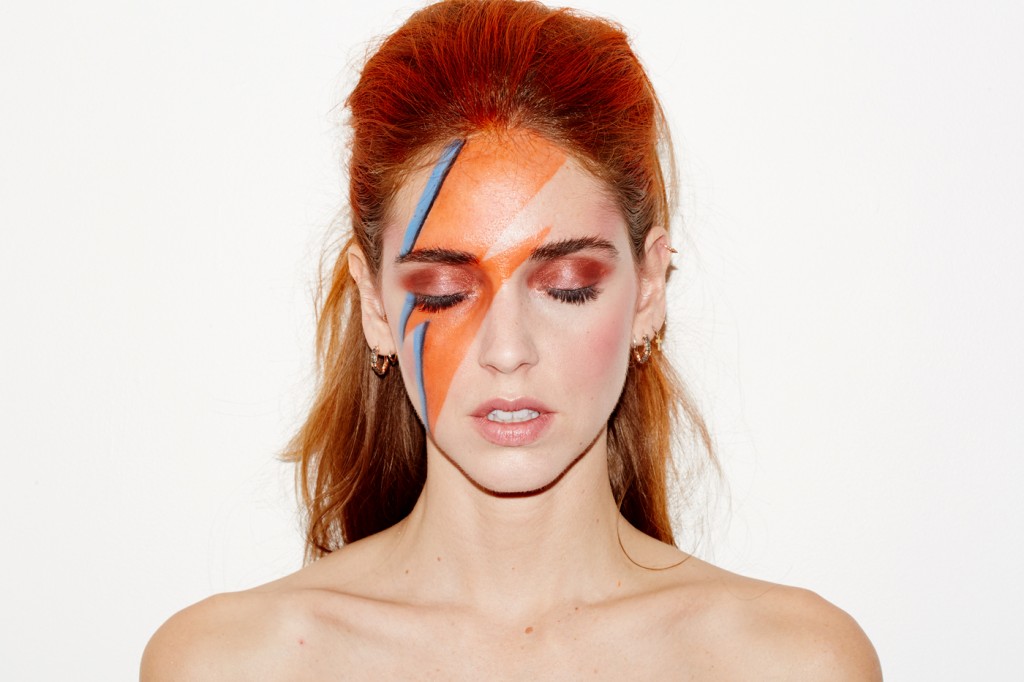 a blogger chiara ferragni fantasiada de david bowie para o halloween