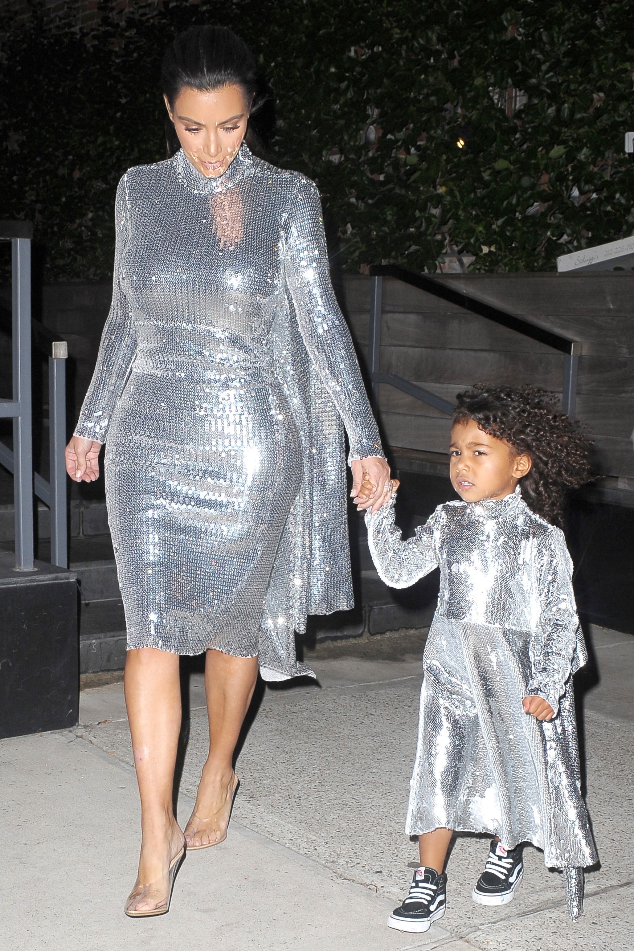 Kim Kardashian e North West com o mesmo vestido Kim Kardashian e North West usando vestido metálico da Vetements