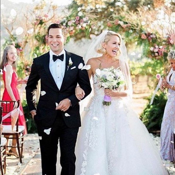 Casal Anna Camp e Skylar Astin no casamento.