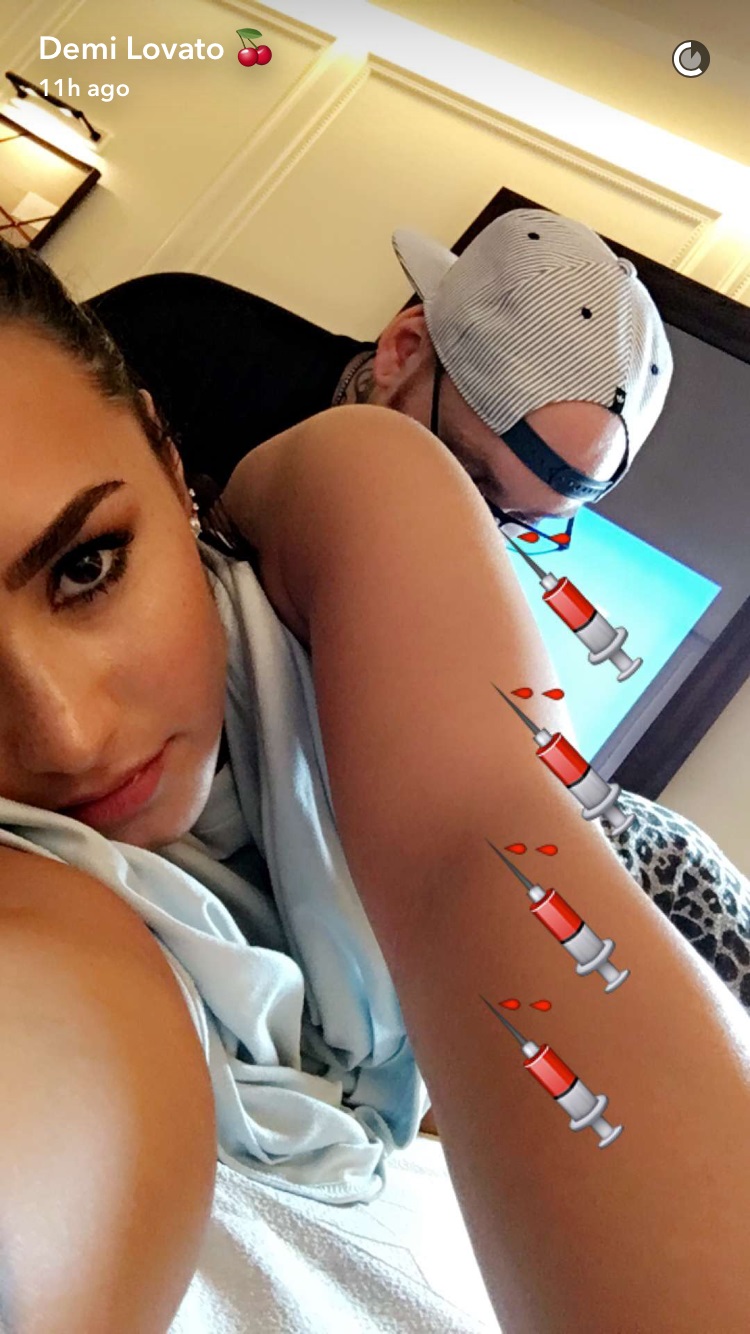 Demi Lovato inicia sessão de tatuagem. A cantora mostrou no Snapchat.