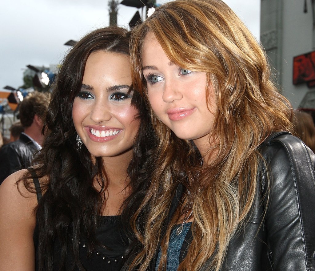 Demi Lovato e Miley Cyrus abraçadas