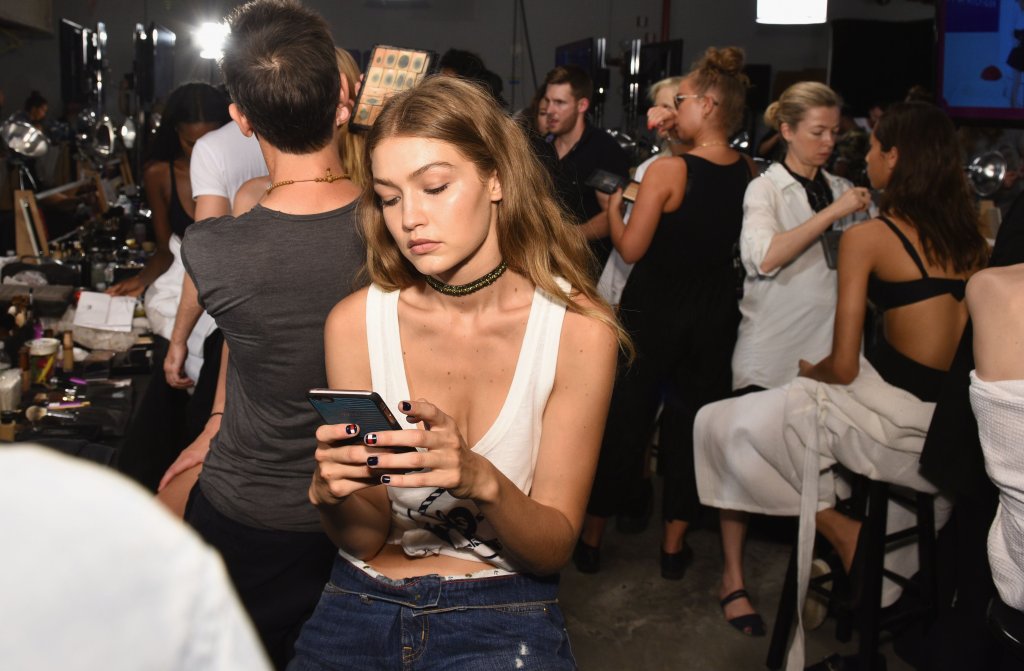 Gigi Hadid usando peça que é um mix de saia e calça jeans