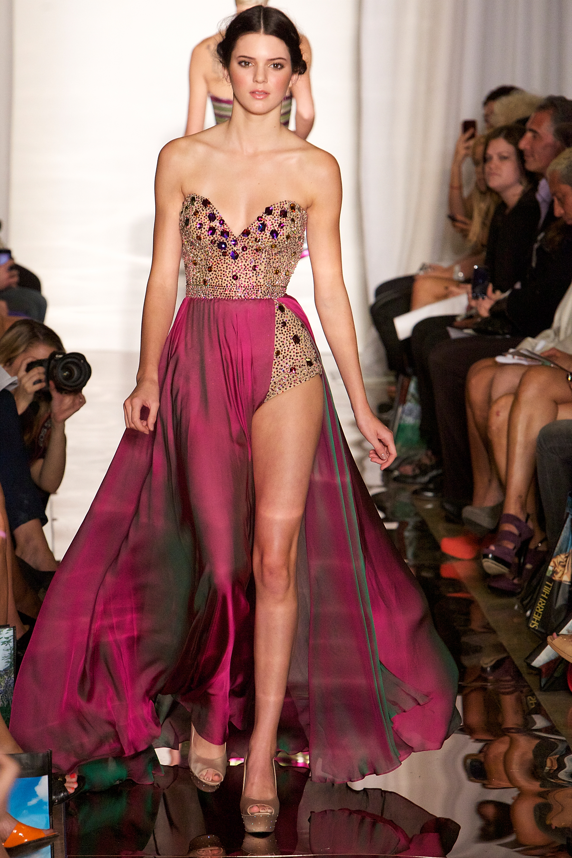 Os primeiros desfiles da Kendall Jenner Kendall Jenner desfilou pela primeira vez em uma semana de moda para a marca Sherri Hill, em 2011. Foto: