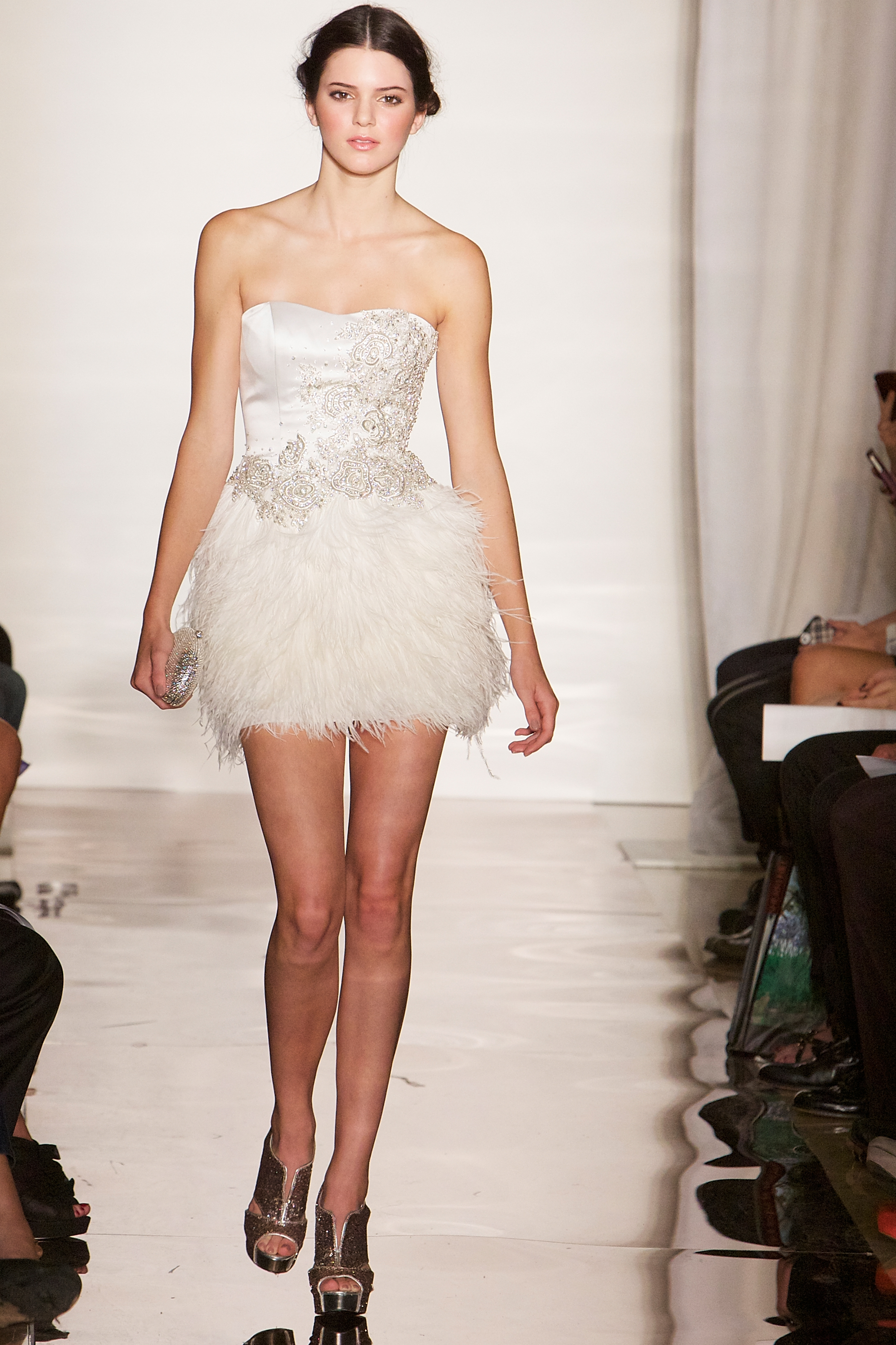 Os primeiros desfiles de Kendall Jenner Além do vestido vermelho, Kendall também surgiu na passarela com um modelito branco. Foto: