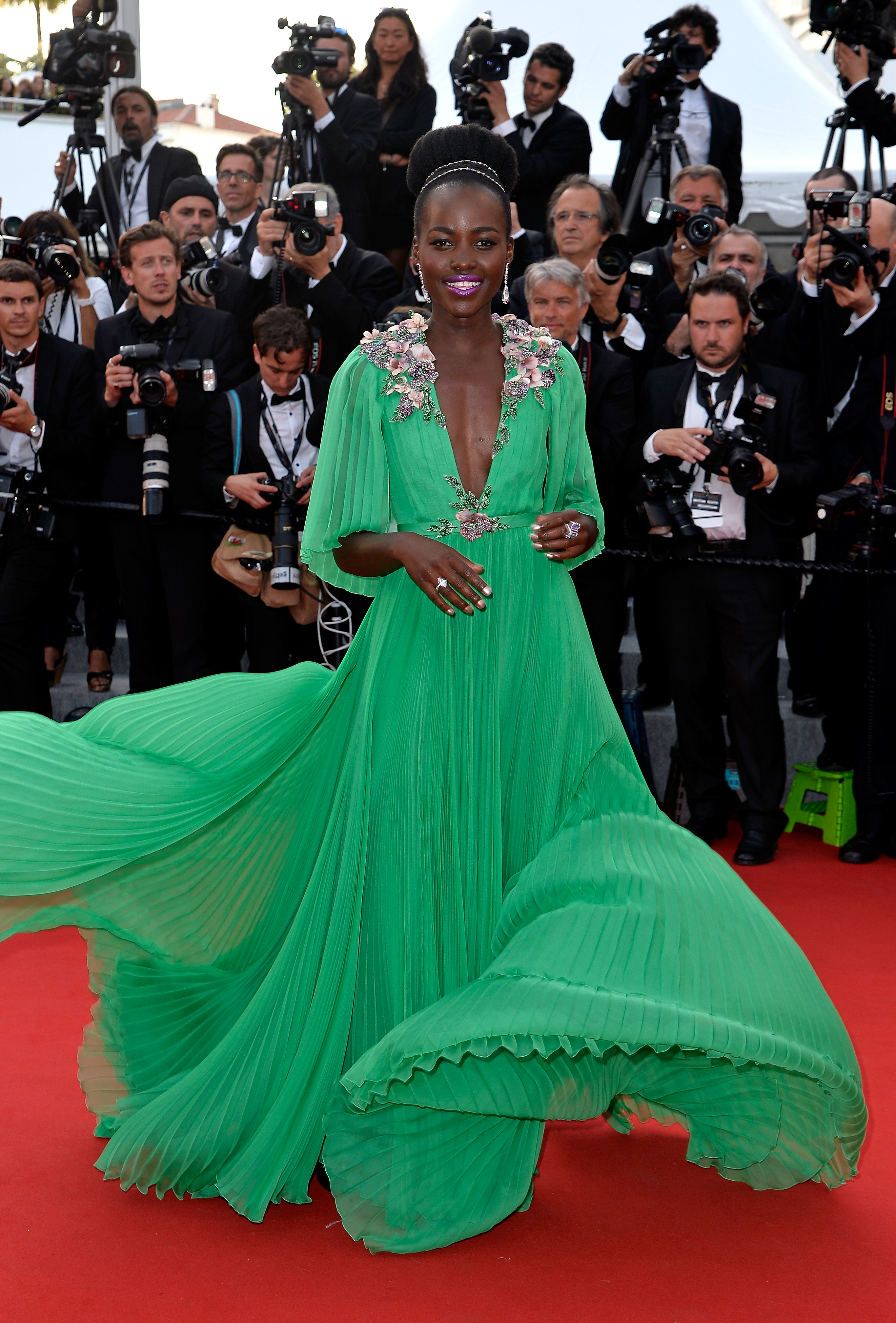 Lupita Nyong'o vestido verde flores Lupita Nyong'o usando vestido verde longo com apliações florais