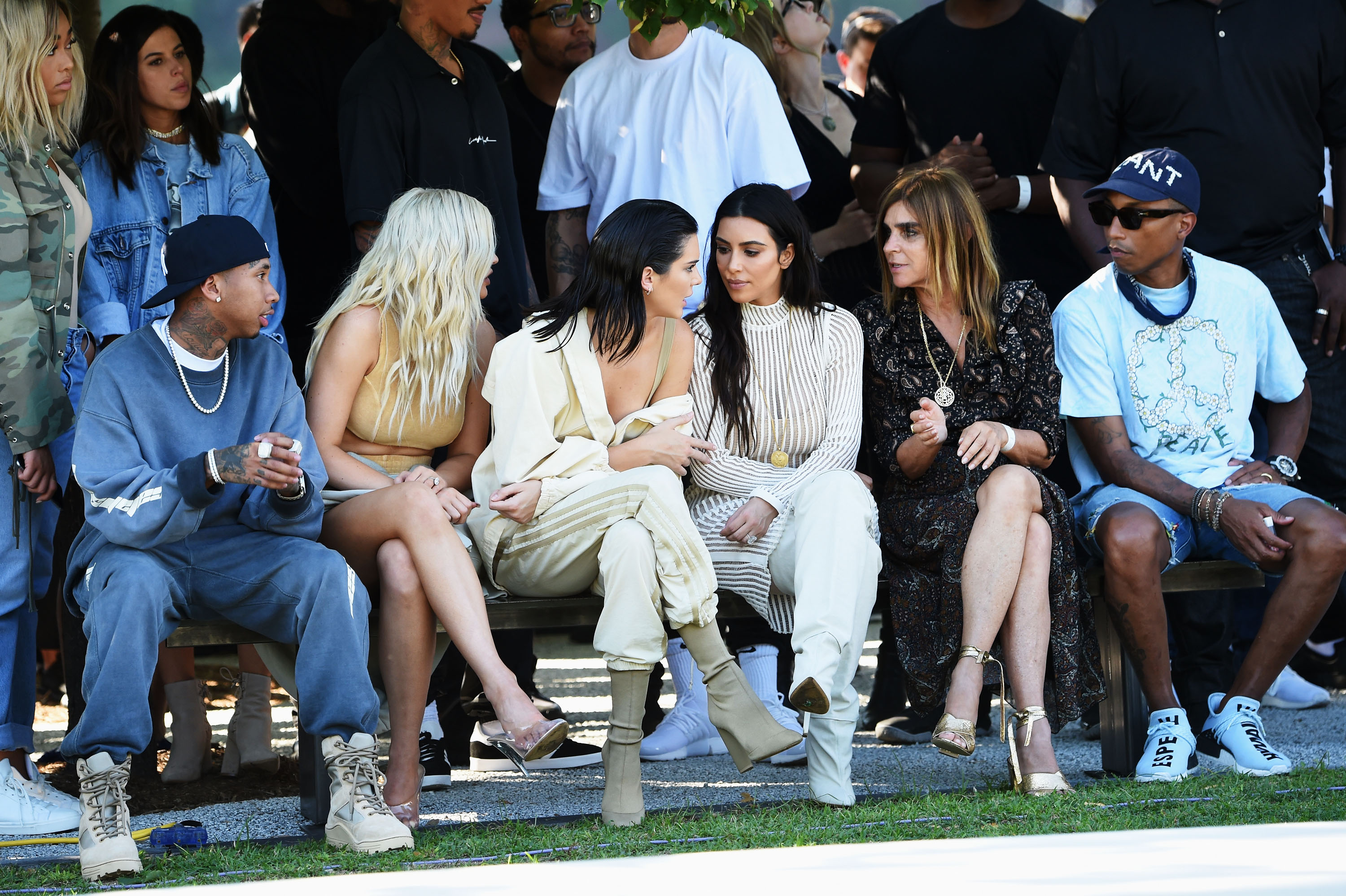 Kim Kardashian, Kylie e Kendall Jenner assistem ao desfile ao lado de Tyga, Carine Roitfeld e Pharrell. Foto:
