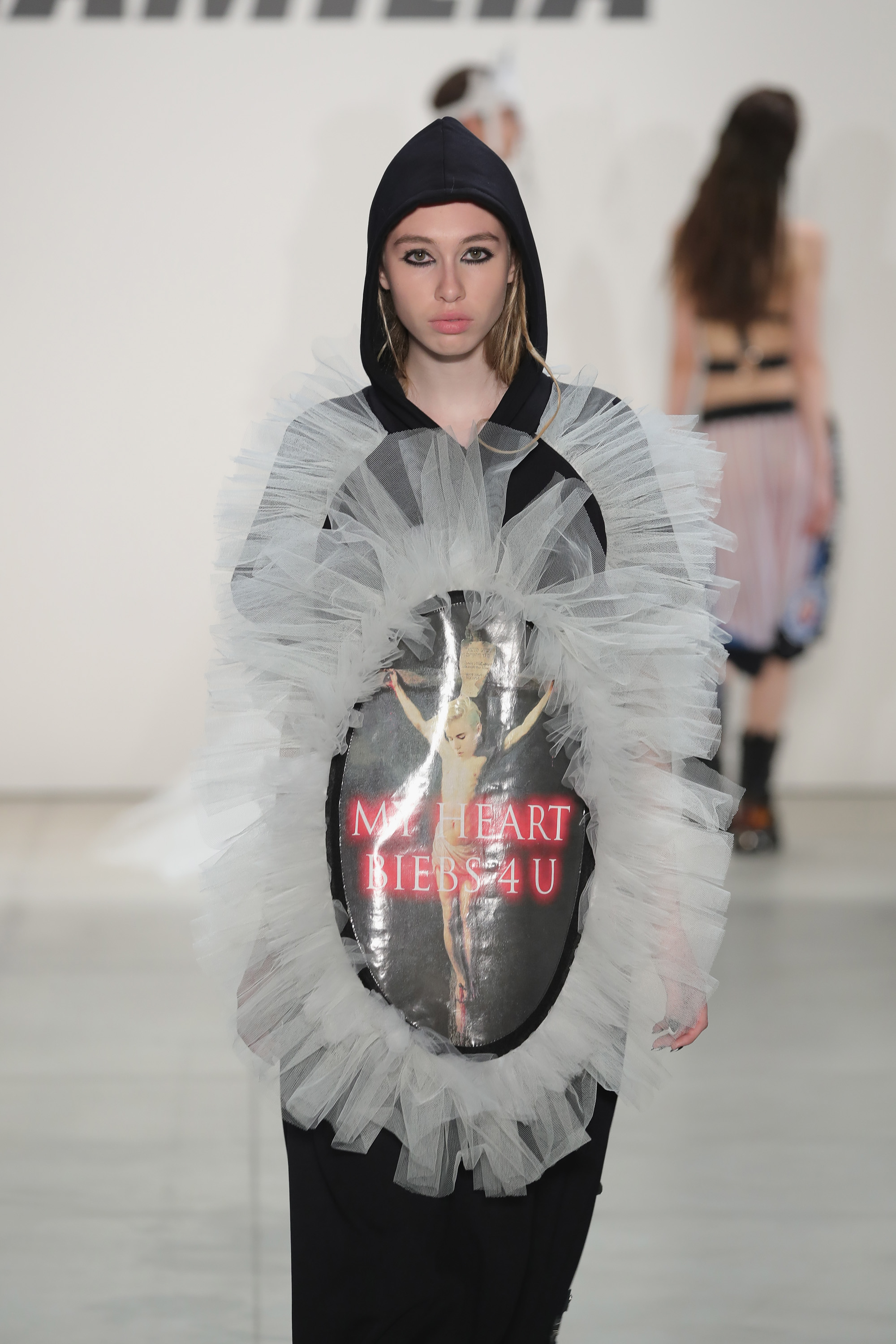Namilia transforma Justin Bieber em Jesus na NYFW Outra peça traz Justin crucificado! WHAT? Foto: