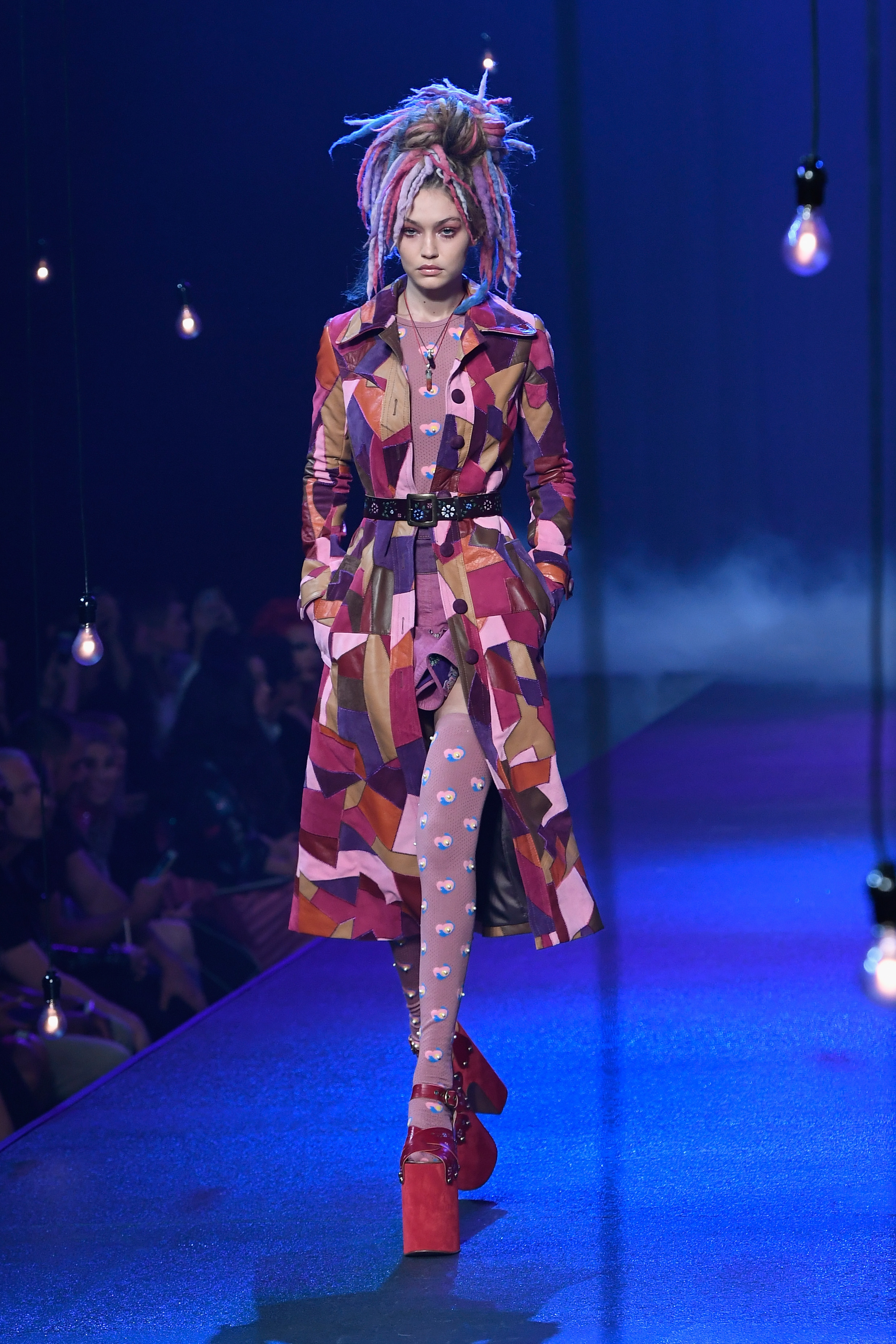 Gigi Hadid para Marc Jacobs Gigi Hadid apareceu na passarela da Marc Jacobs com plataforma altíssima. Foto: