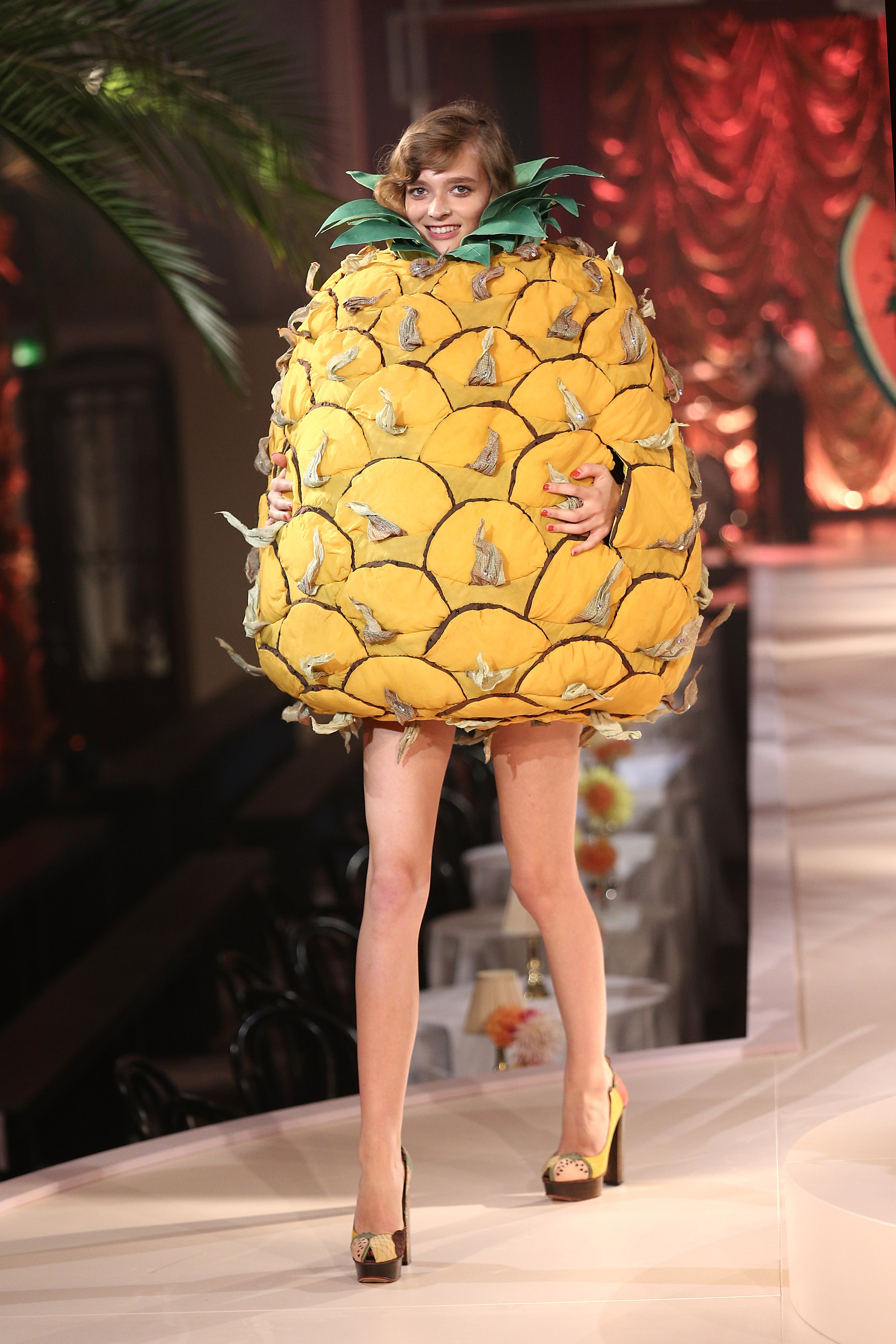 Desfile Charlotte Olympia leva frutinhas à passarela Você está de boa e, de repente, aparece um abacaxi na passarela! Foto: