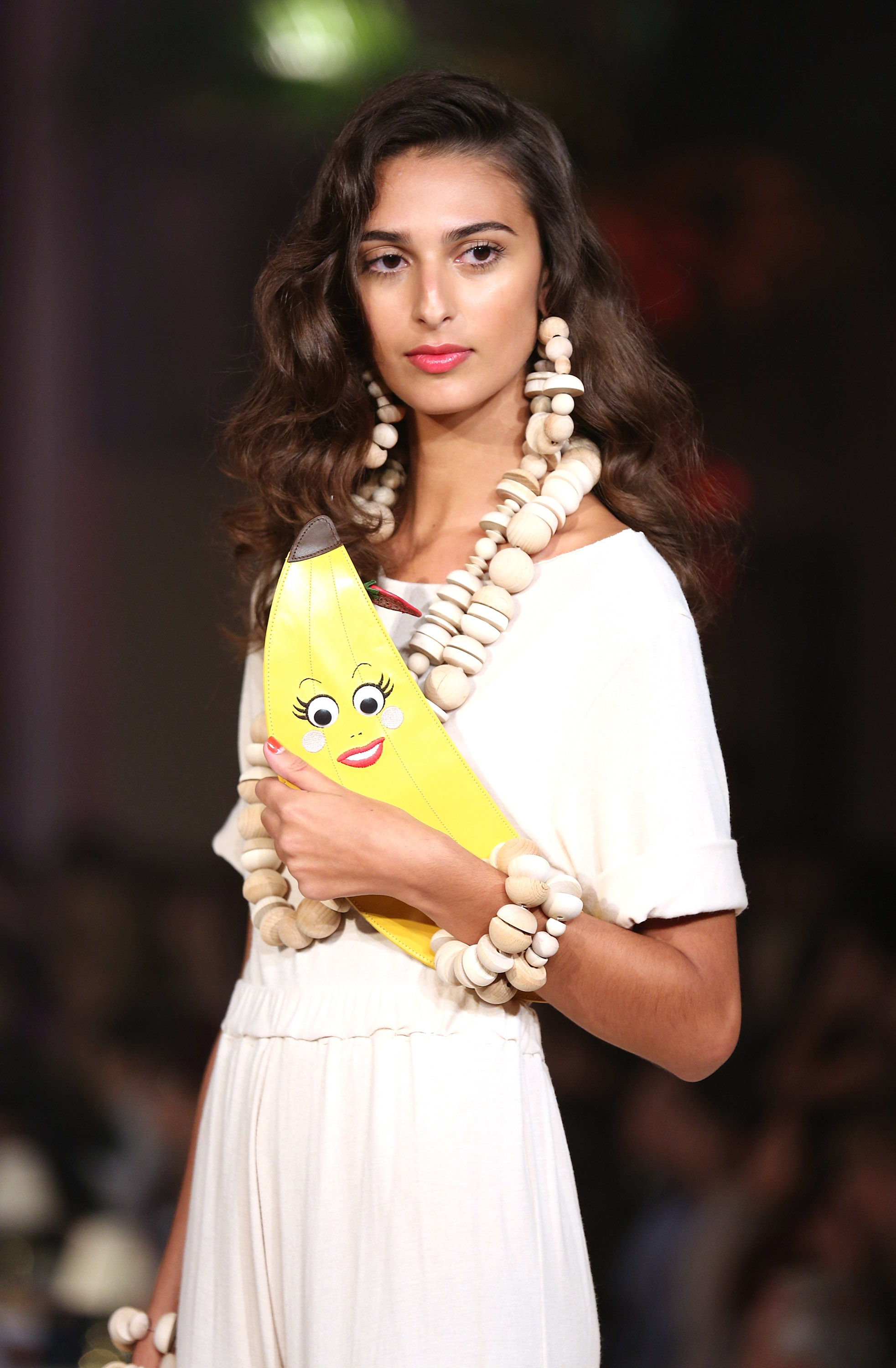 Desfile Charlotte Olympia leva frutinhas à passarela Frutas aparecem nos acessórios da coleção. Olha essa clutch de banana! Foto:
