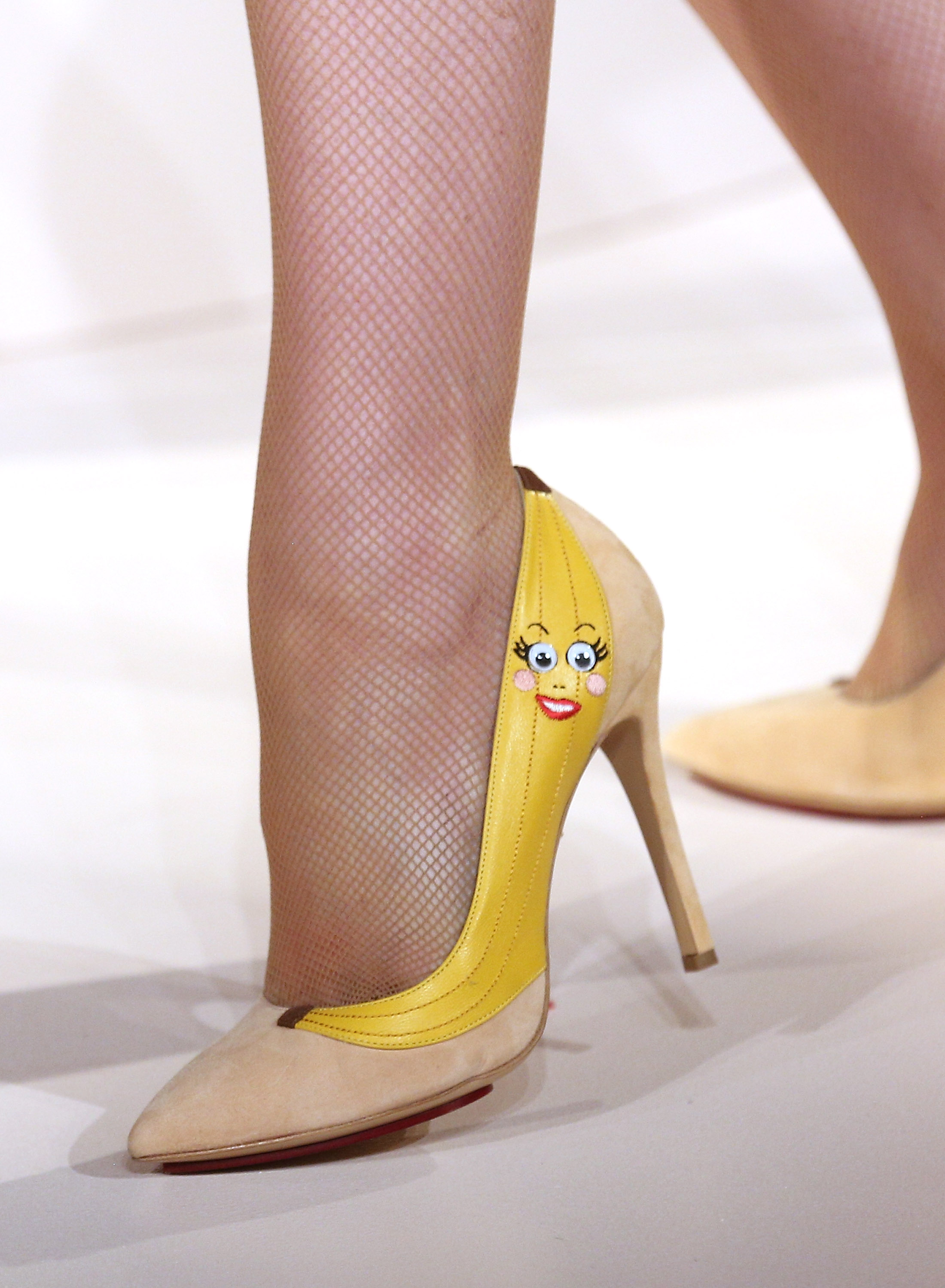 Desfile Charlotte Olympia leva frutinhas à passarela Rolou até um sapato de bananinha! Fofo! Foto: