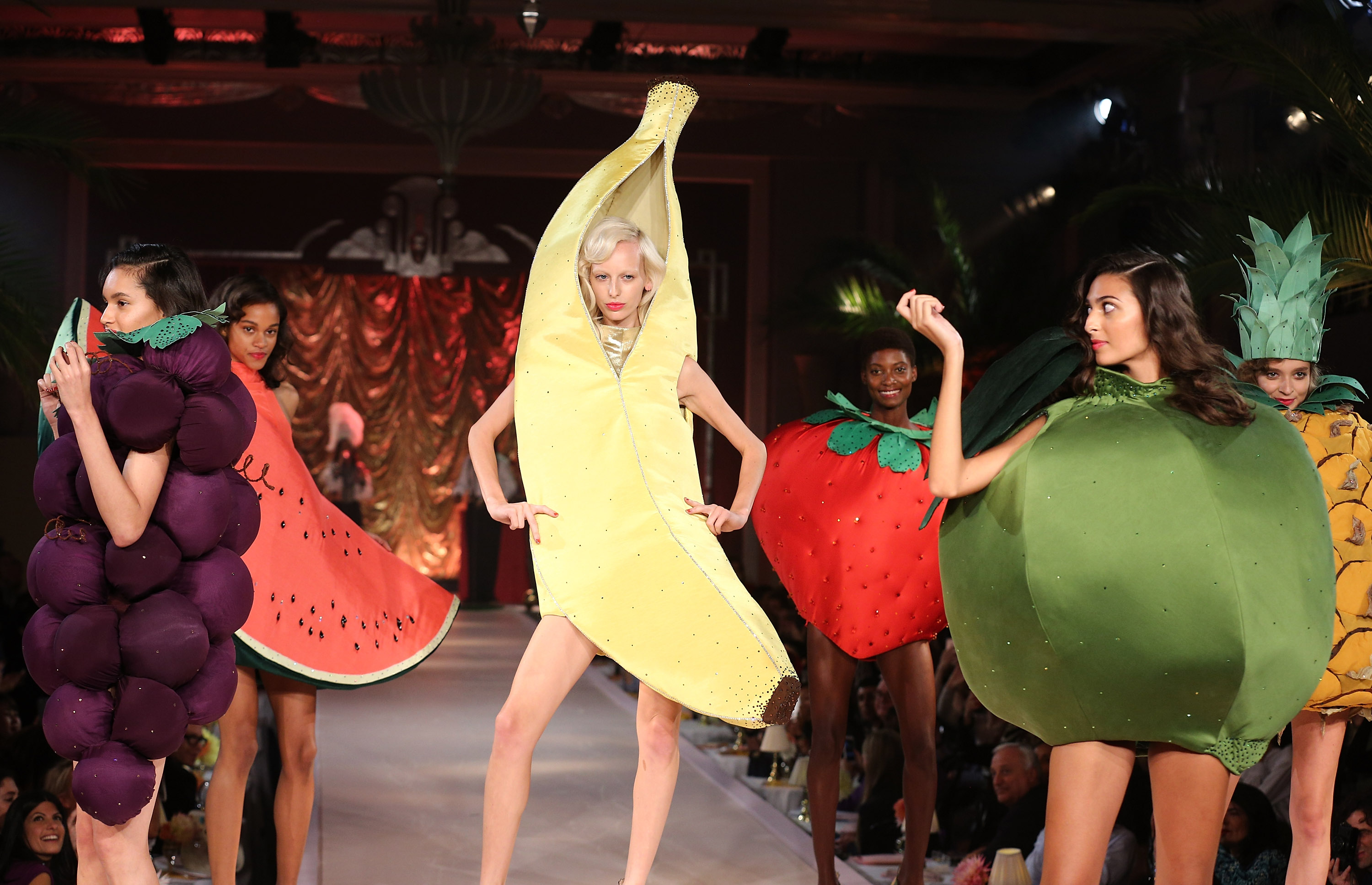Desfile Charlotte Olympia leva frutinhas à passarela Modelos também se vestiram de frutinhas durante o desfile. Foto: