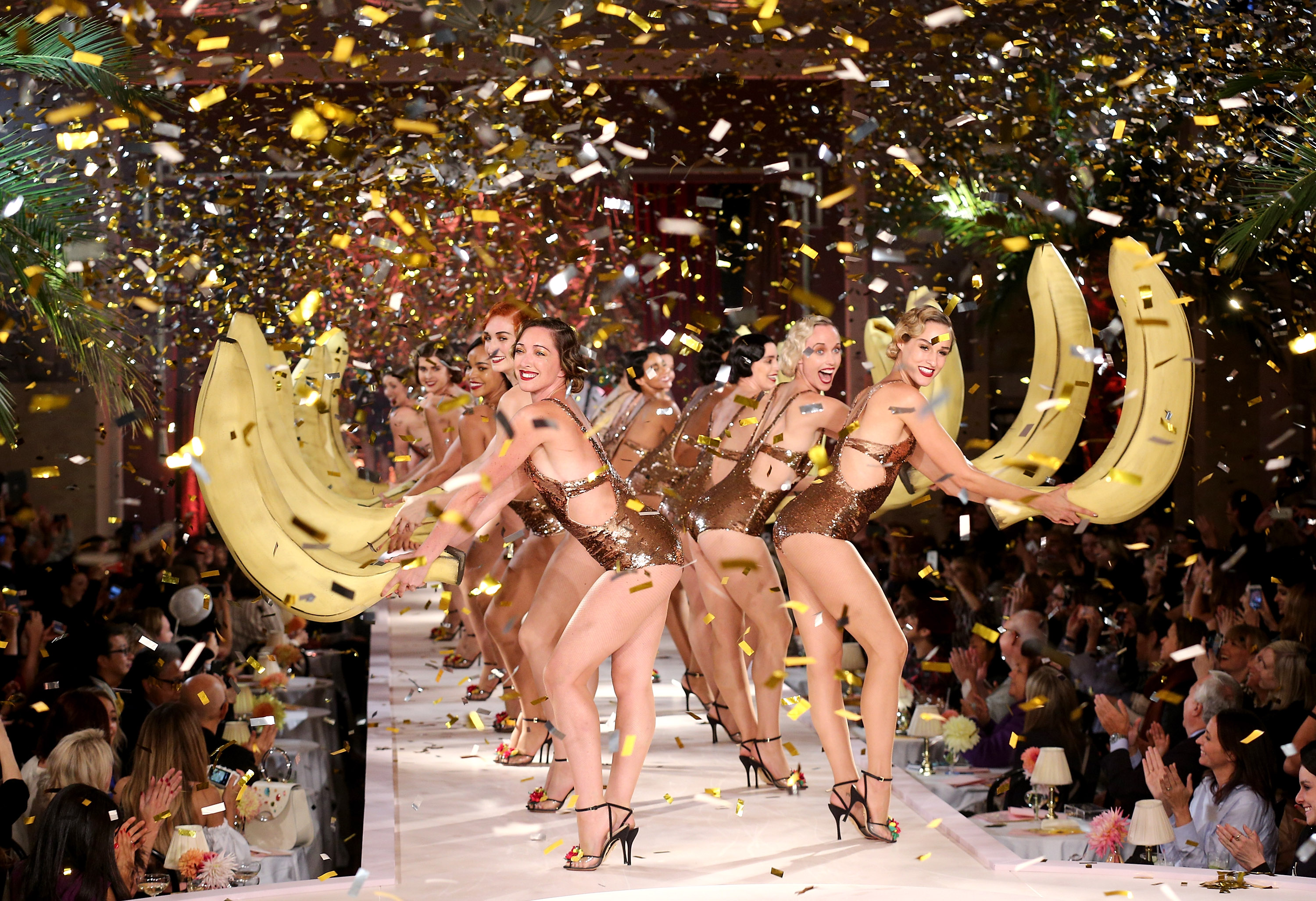 Desfile Charlotte Olympia leva frutinhas à passarela Charlotte Olympia transformou desfile em uma verdadeira foto. Foto: