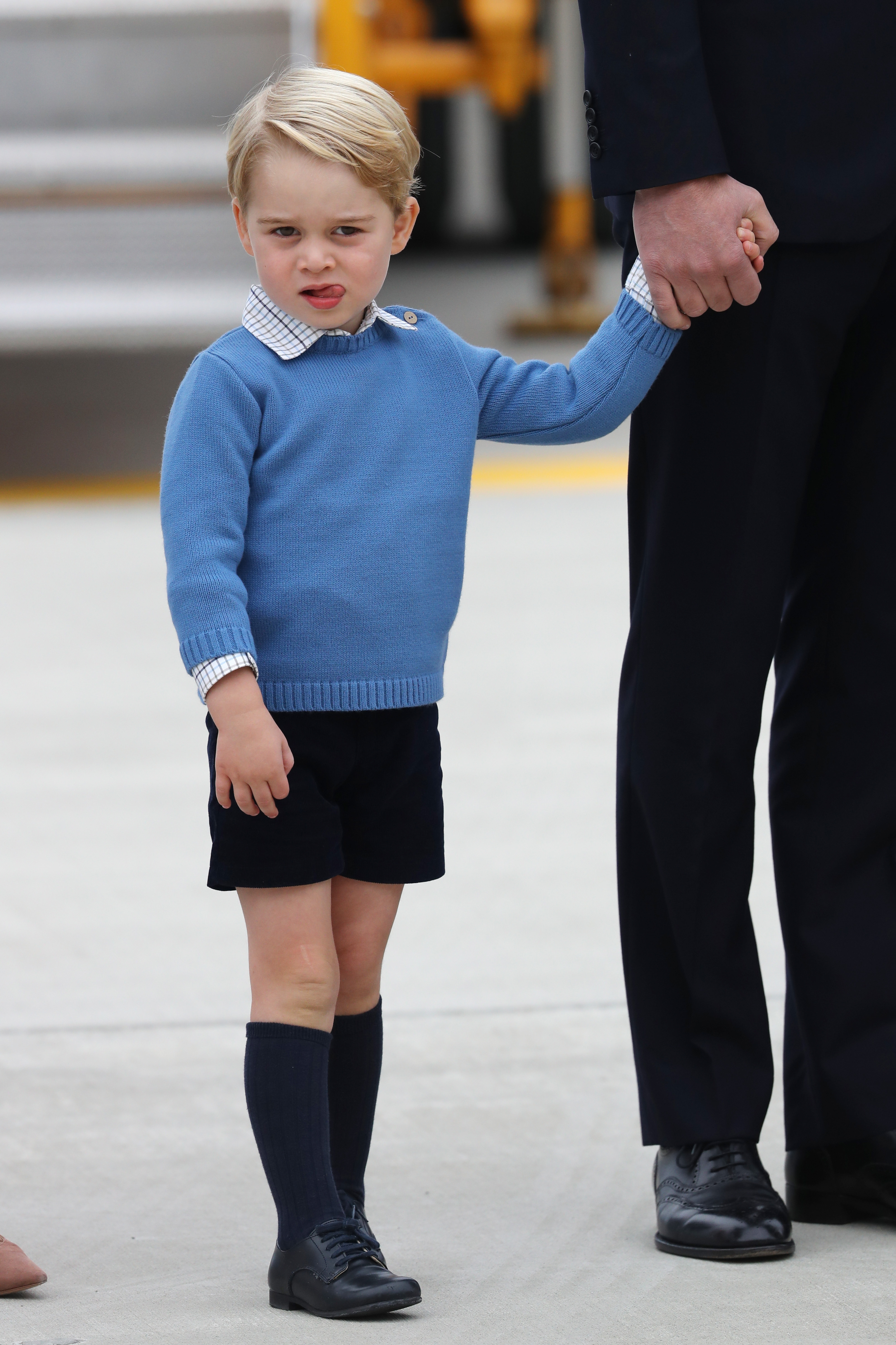 Como lidar com o príncipe George usando short e meias altas? Muito fofo! Foto: