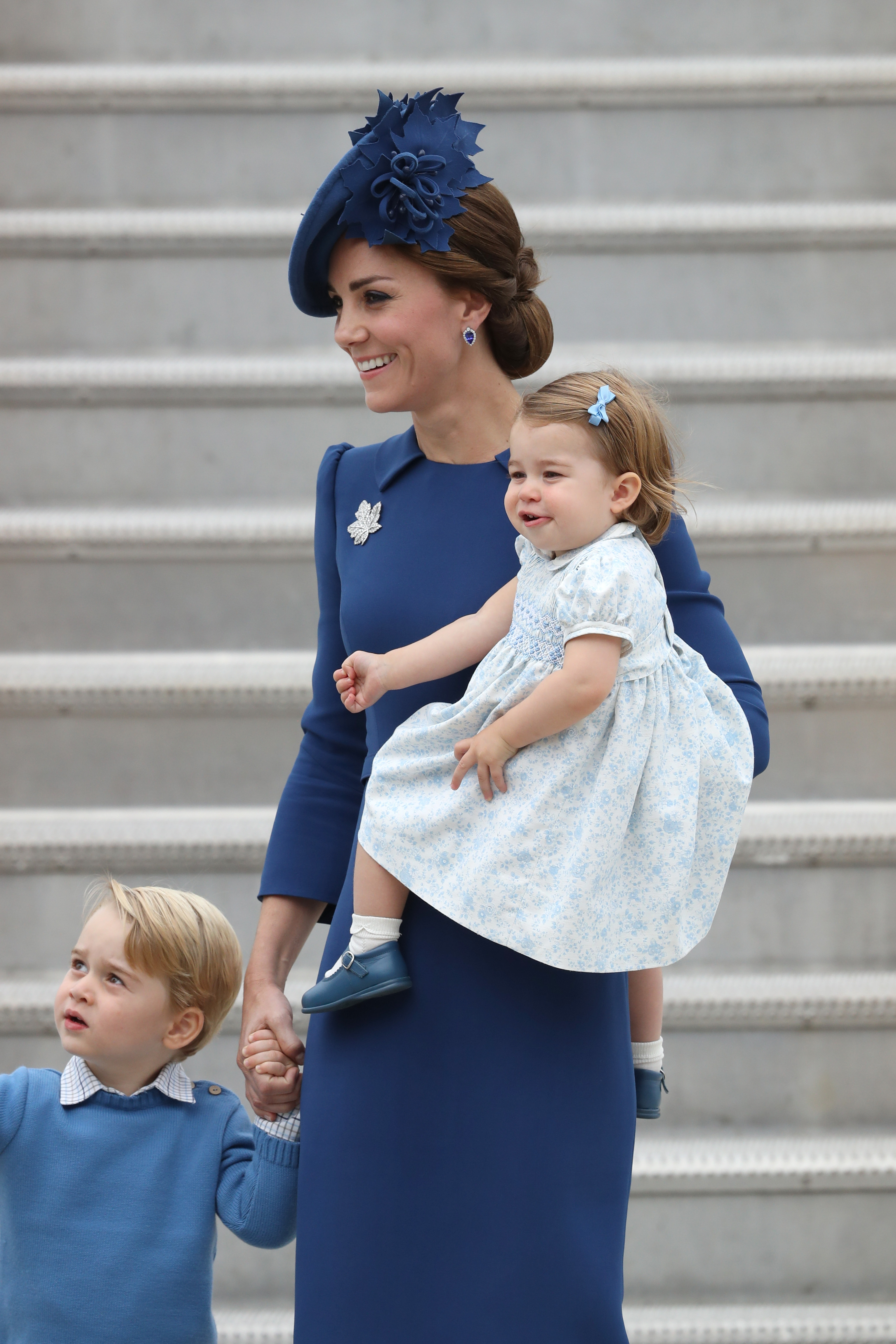 Kate Middleton, George e Charlotte apostam em tons abertos de azul para a chegada da família ao país. Foto: