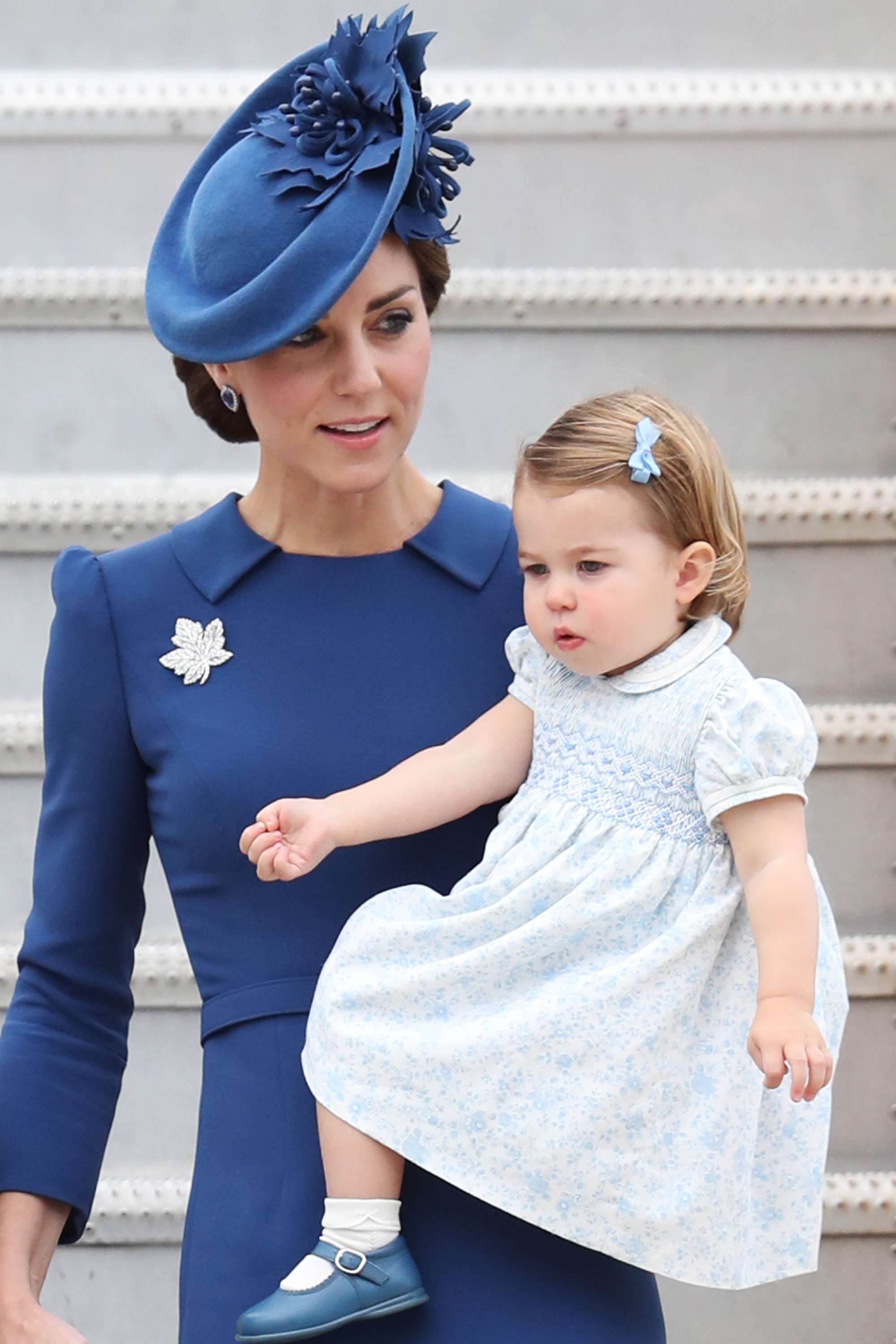 A princesa Charlotte apareceu em um vestido floral azul bebê e ficou ainda mais fofa com lacinho no cabelo! Foto: