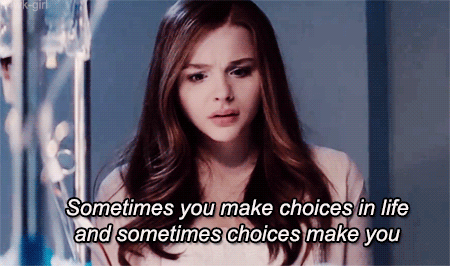 "Às vezes, você faz escolhas. E, às vezes, as escolhas fazem você" - Momento filosofia de Chloe em Se Eu Ficar